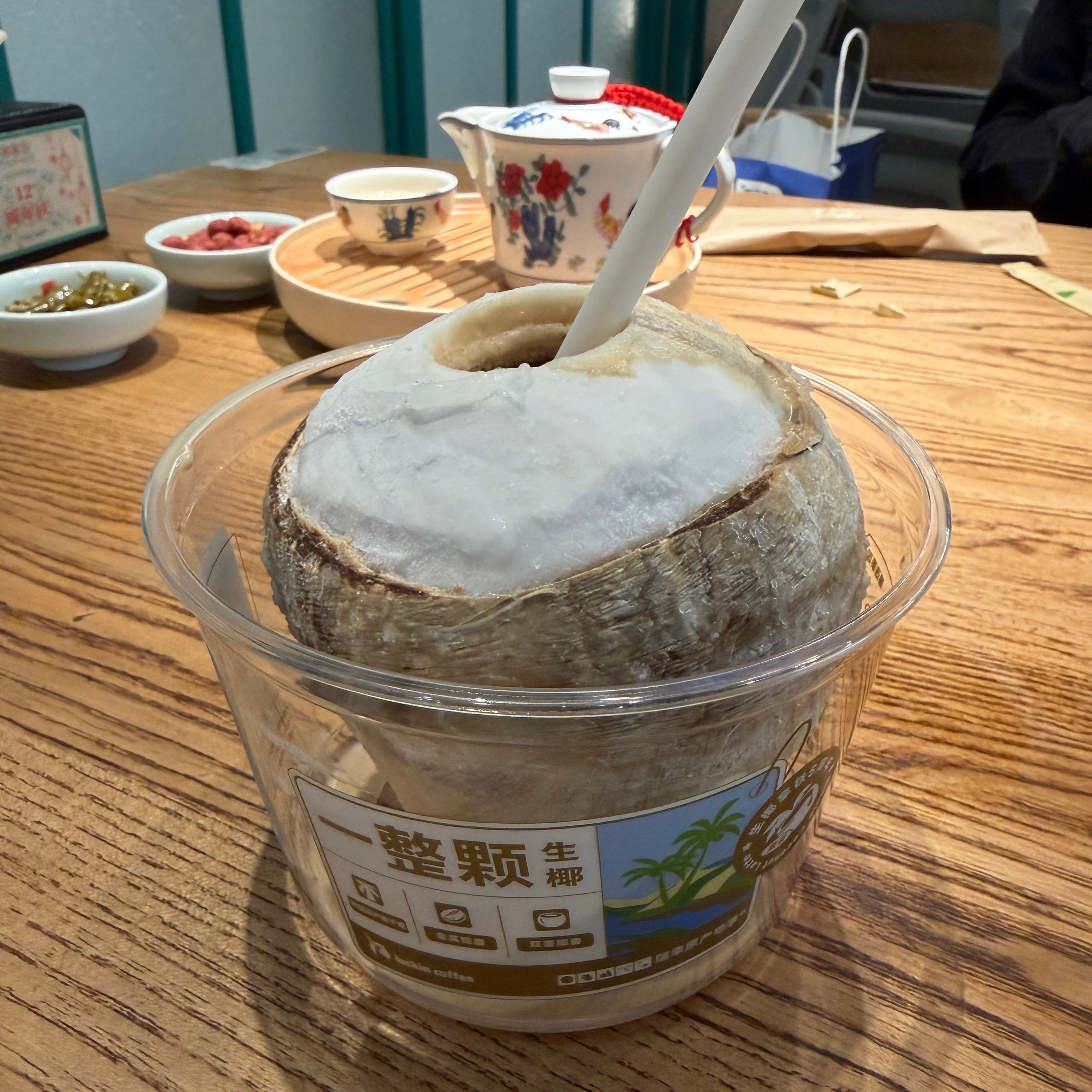 今天终于买到了瑞幸的一整颗生椰🥥个人感觉还不错，喝完咖啡还可以吃椰肉，里面还有