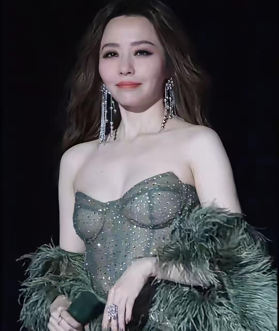 看到张靓颖演唱会，从两米高台掉落，虽然感动了现场不少观众，但我现在发现开演唱会的