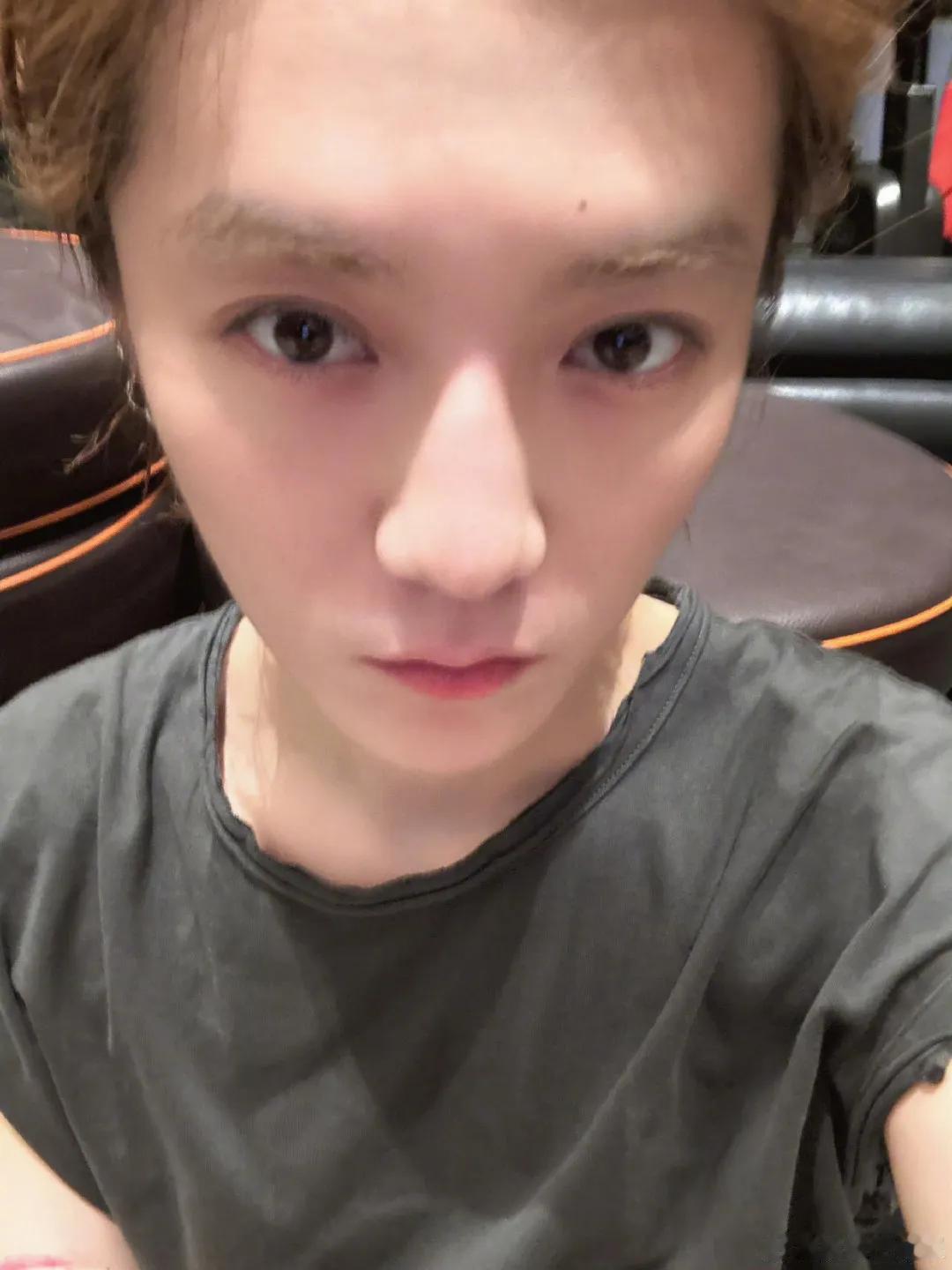 鹿晗高萌暴击！怼脸比耶自拍惊艳上线
 
救命！鹿晗突然甩出怼脸比耶自拍，这颜值直