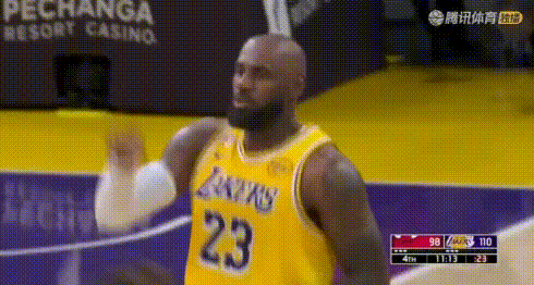 超搞笑——詹姆斯指挥小里防中锋被2+1，后者怒骂。
这球詹姆斯打中后，明明他退防