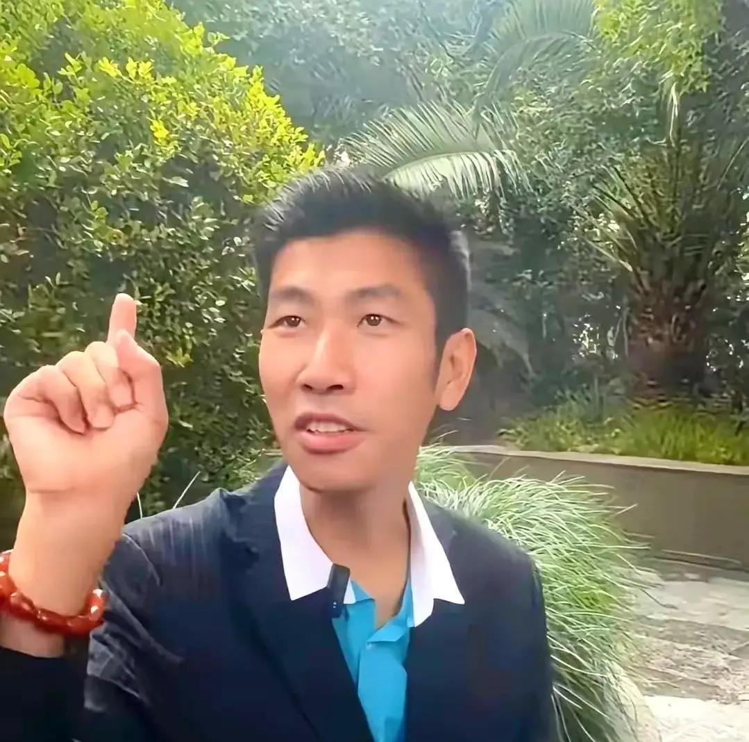 要么封神，要么成下一个“上海爷叔”，万人唾骂。我跟你讲，这事儿现在比大盘本身还刺
