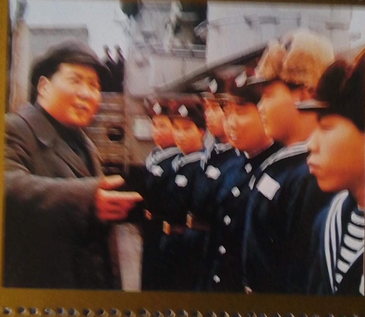 没有一个人民的军队，便没有人民的一切。
        毛主席创造性地解决了缔造