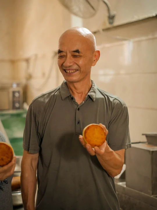 月饼越做越浮夸，他却还做几乎绝迹的传统味