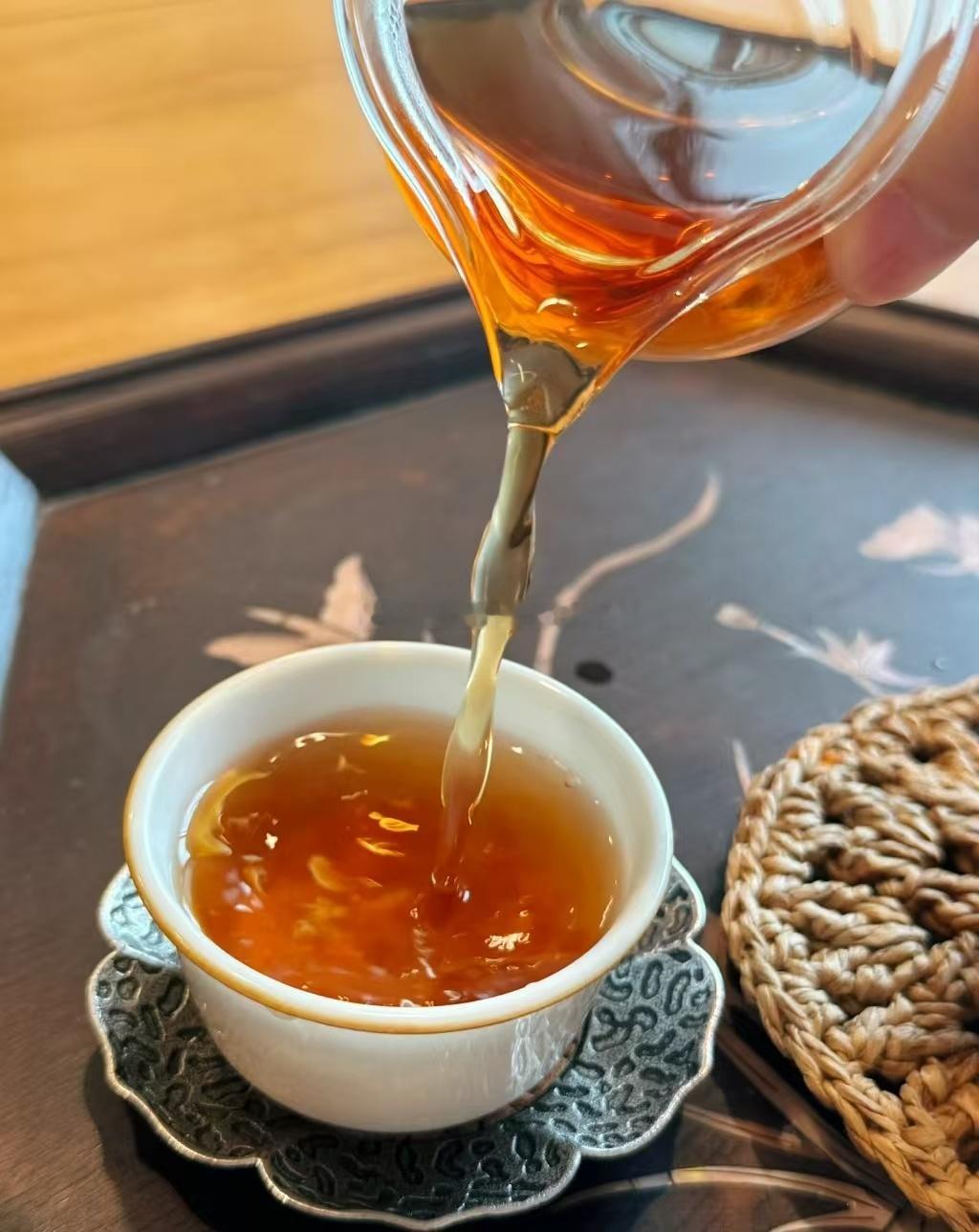 杯中有茶，心里无单。这一口下去，满嘴回甘，比拿个短线利润还舒坦。歇好了，再战。黄