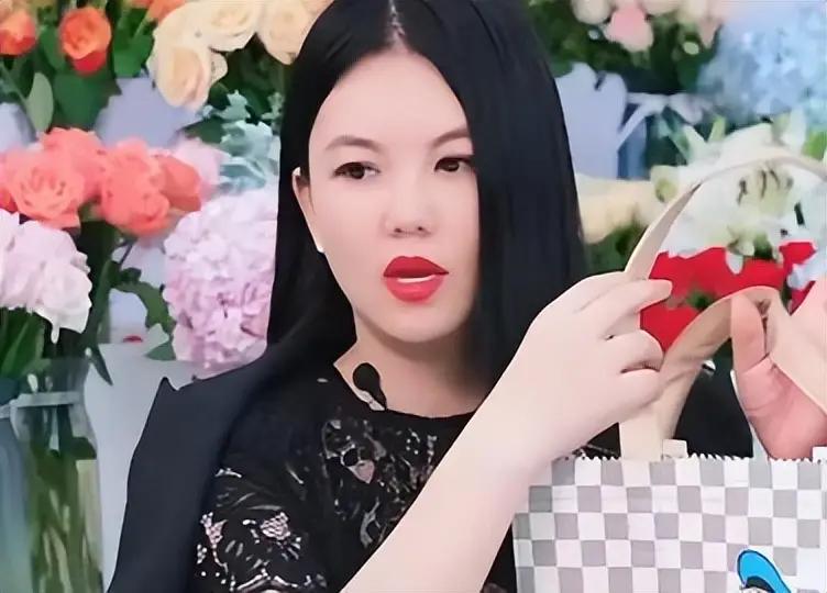 李湘多平台账号被禁止关注很多网友猜测李湘账号被禁止关注，不仅仅是因为炫富，还有税