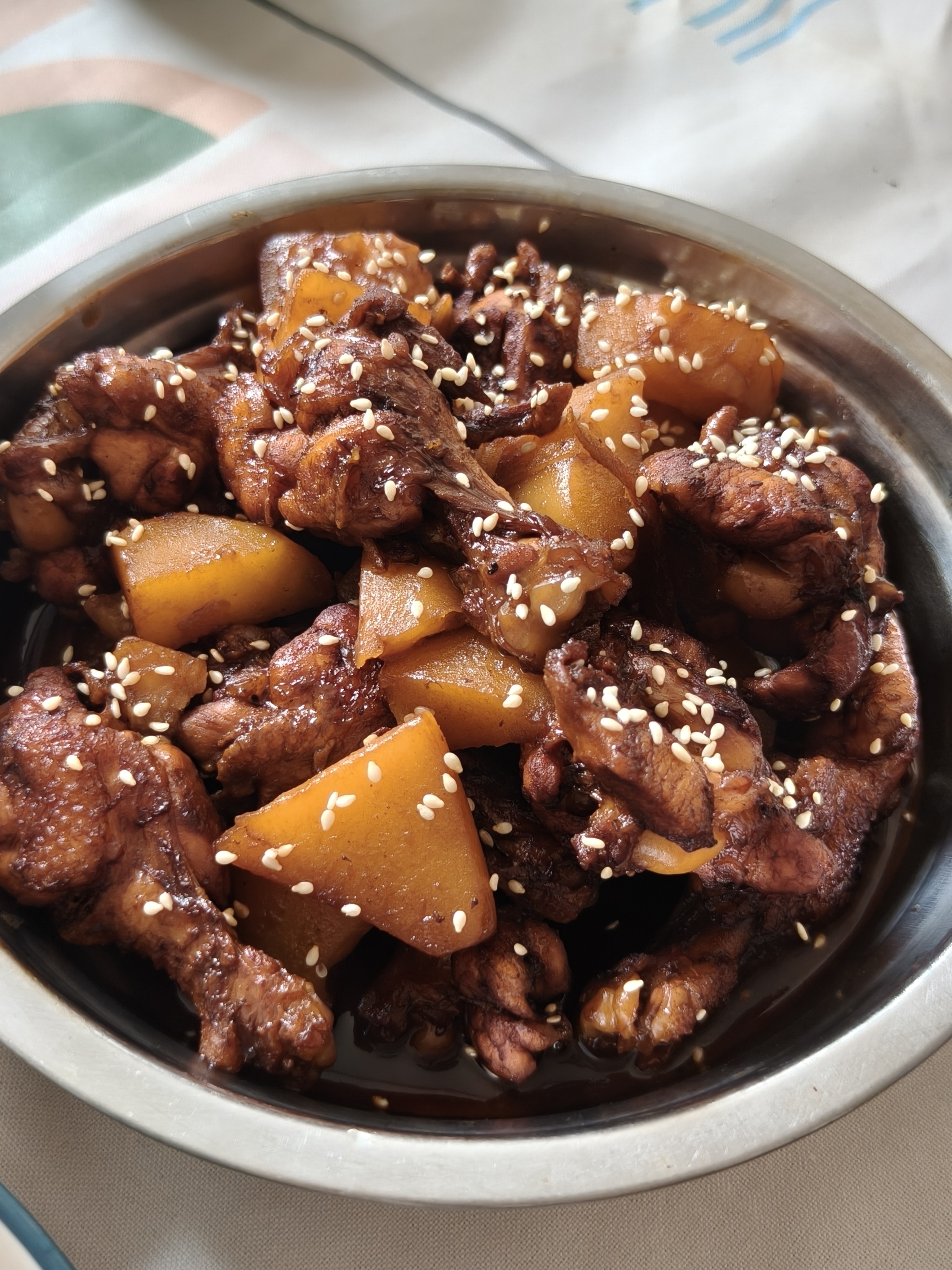 开饭🍚！ 大家中午吃的什么（最近做可乐炖土豆鸡翅吃的有点上瘾、、） 