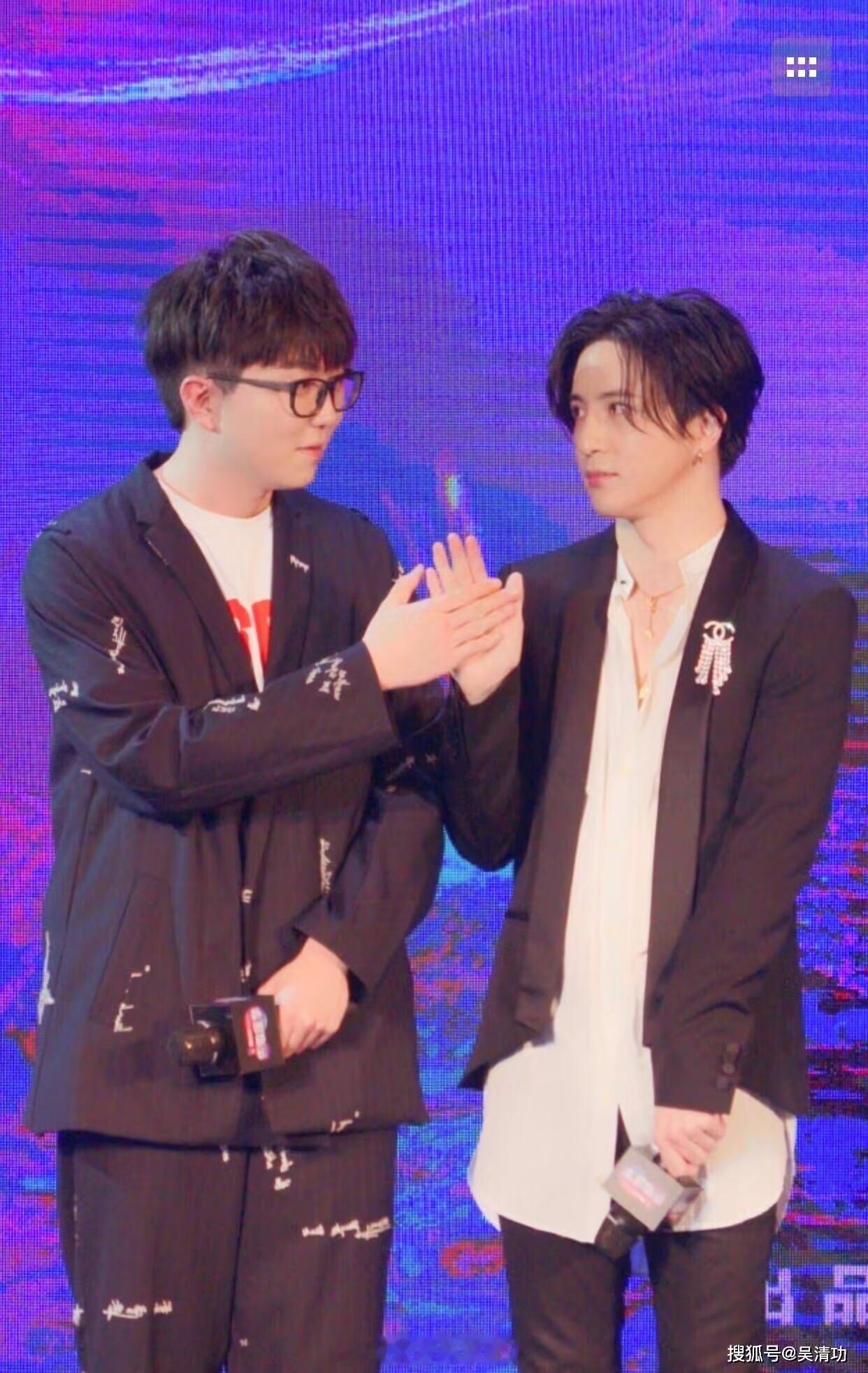 #薛之谦被毛不易怼了# 薛老师，您这“笑而不语”的表情，是不是已经准备好在下一首