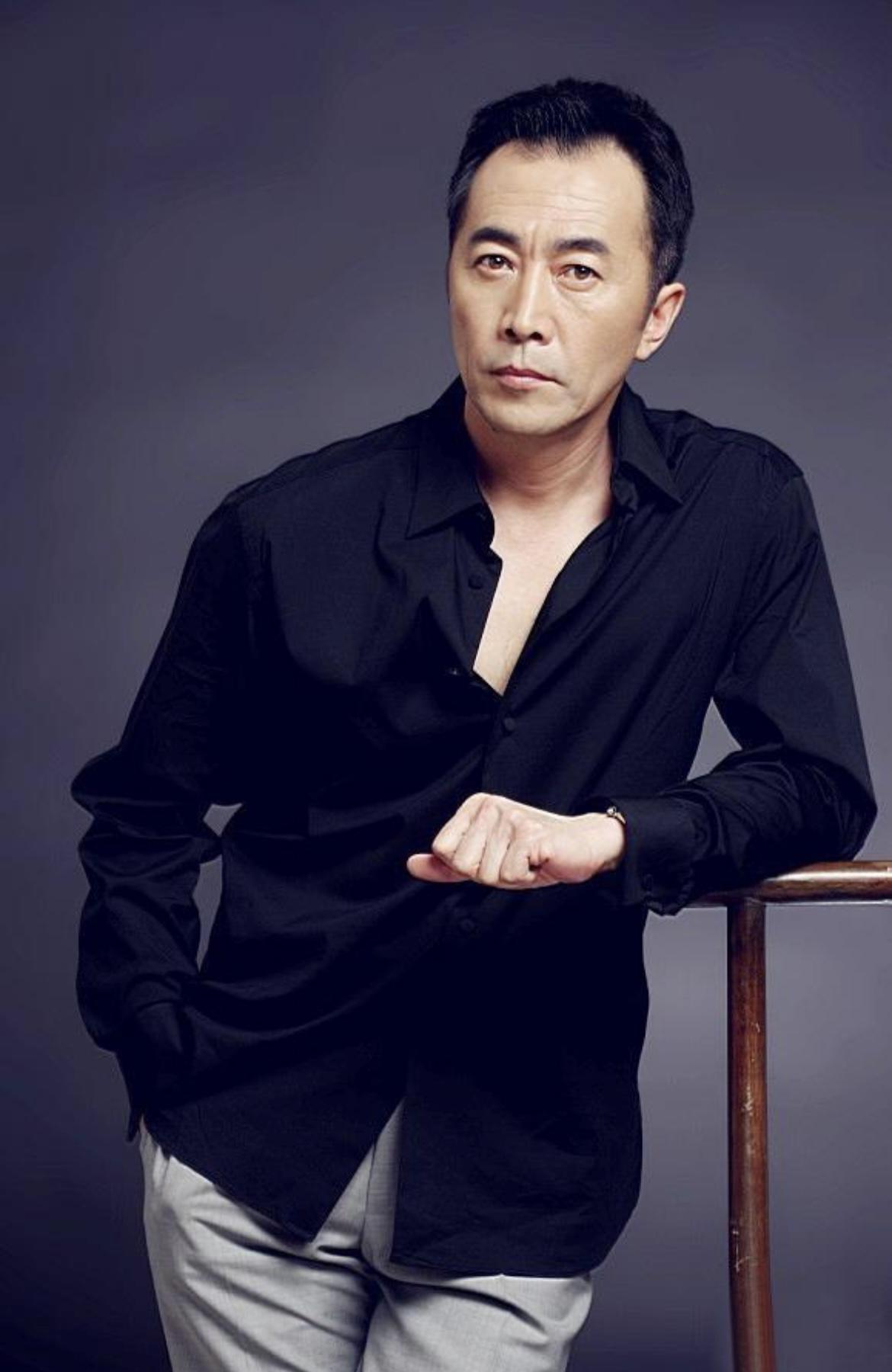 郑晓宁，1961年11月6日出生于内蒙古赤峰市，中国影视男演员
 
别看见这张脸