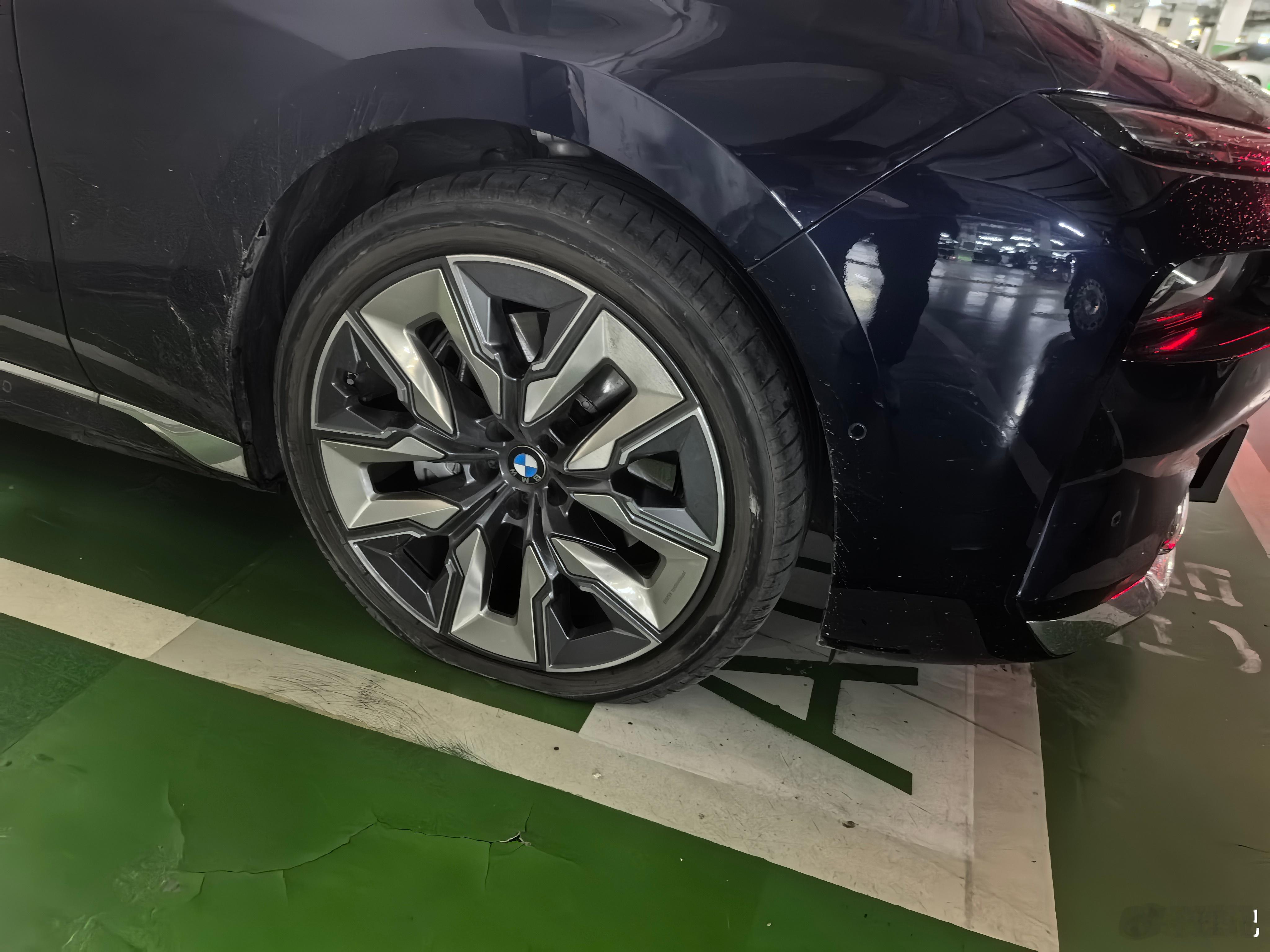 出门就发现i7胎扎了，还是蔚来的服务好，直接上门补胎。其实蔚来的所有服务都是直击