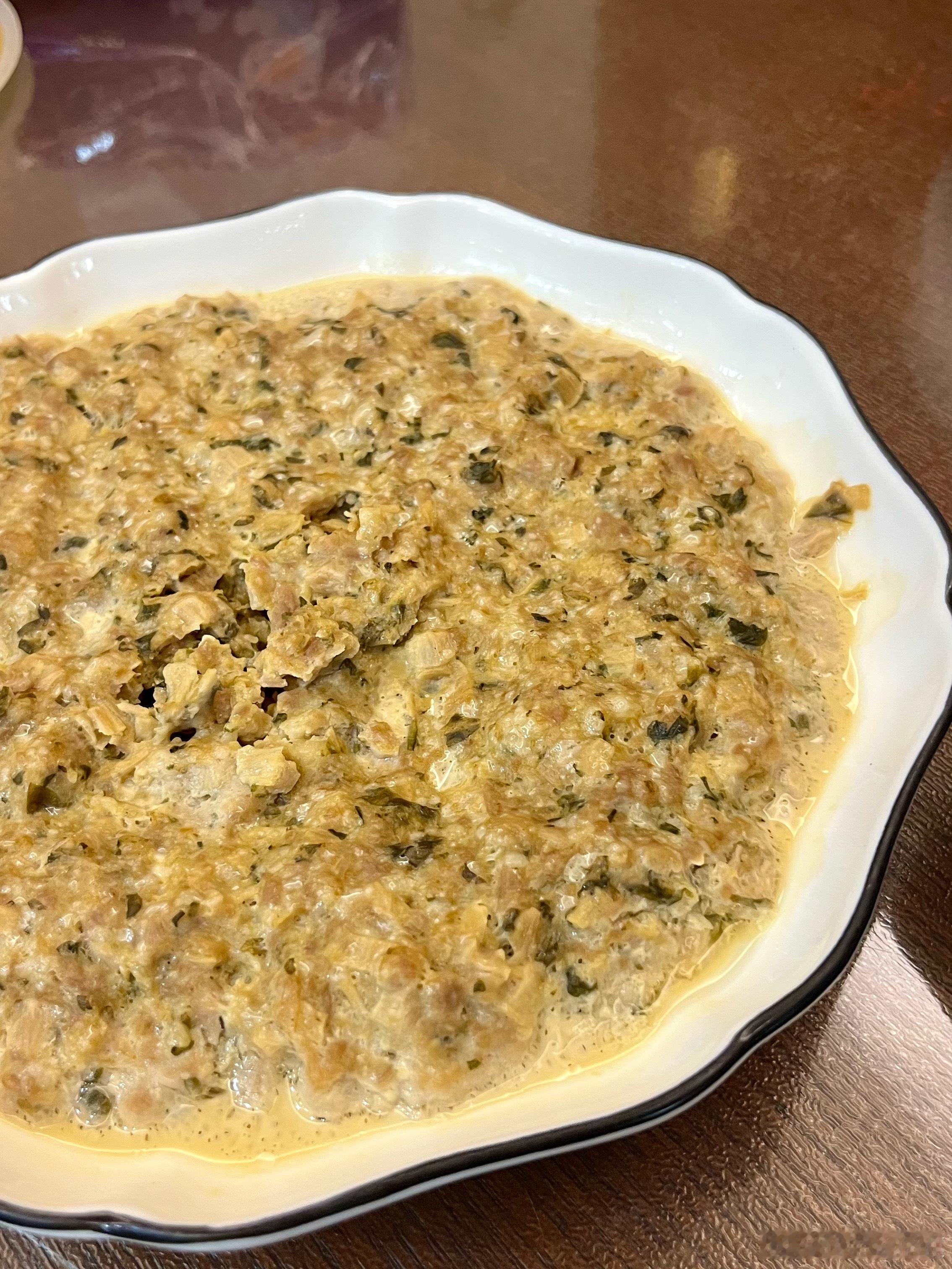 爸爸尿酸高不能吃海鲜，妈妈皮肤在恢复中也不能吃海鲜，晚餐的皮皮虾和某种蛤我一人干