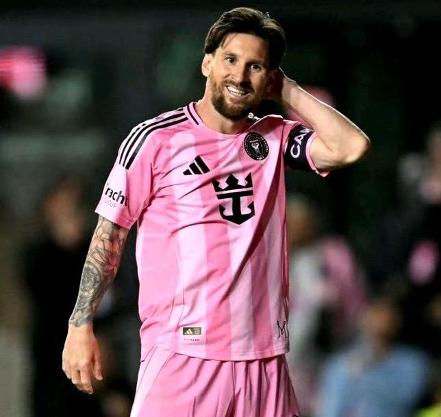 活久见！裁判因与梅西发生冲突被禁赛5场。并且将不再执法任何迈阿密国际的比赛。
该