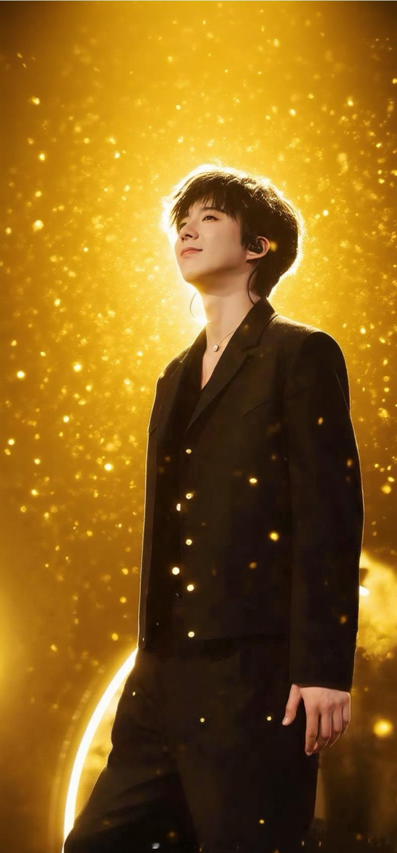 刘宇宁的2025巡演 🐾刘宇宁玫瑰丛生 🐾摩登兄弟 鎏金光影落满肩头，他站在