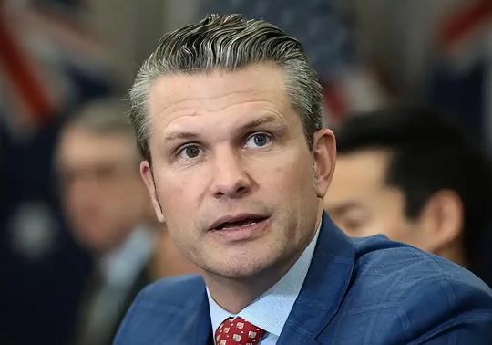 美国防长直接在五角大楼摊牌了，一边要封死伊朗的港口航道，一边启动全方位的经济打压