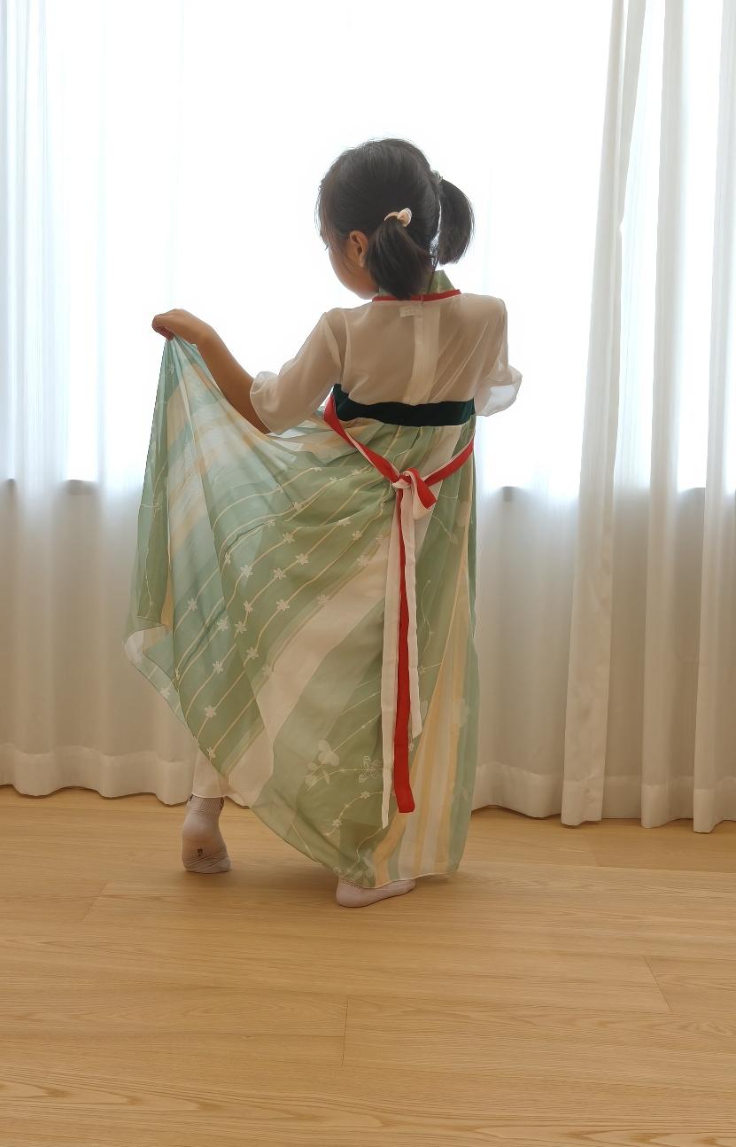孙女的生日临近，我便想着给她买一件汉服。汉服拿回家后，孙女特别喜欢，还拿去给外婆