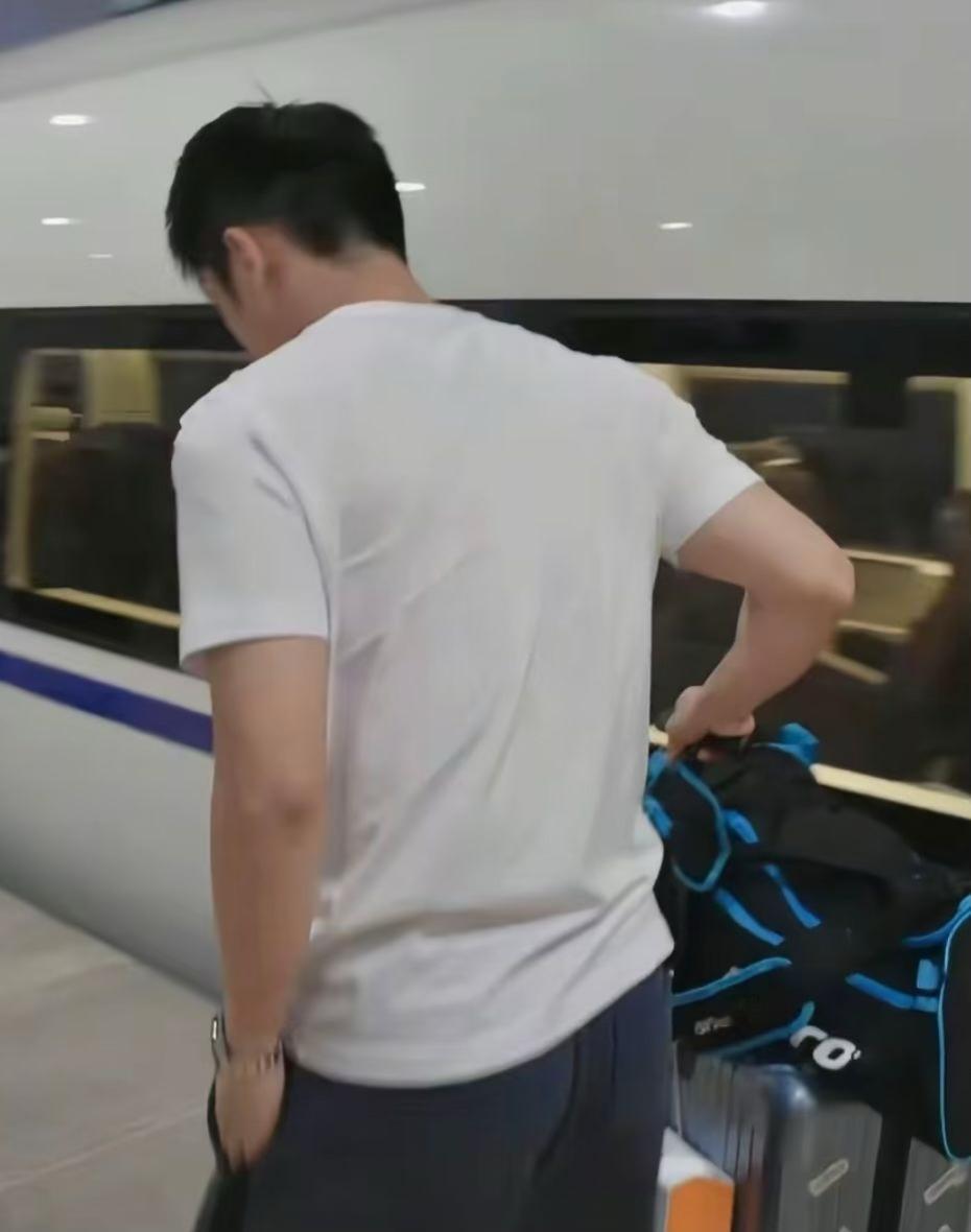 樊振东的识别度真的太高啦！
有人通过眼睛就可以确定是他；
有人通过头发鬓角就可以