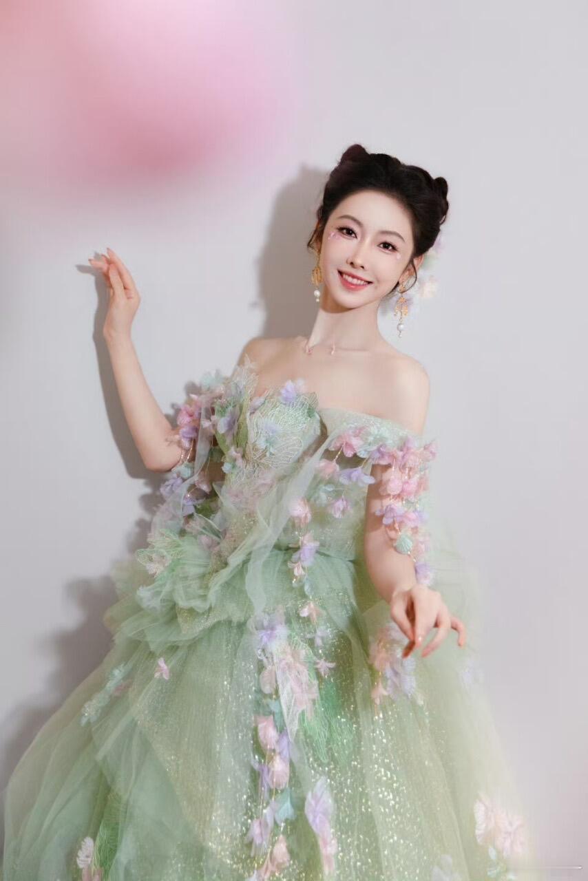 宣璐绿野精灵每一片薄纱都像被晨露浸透，每一朵绣花都保持着绽放的姿势。时尚在此刻回