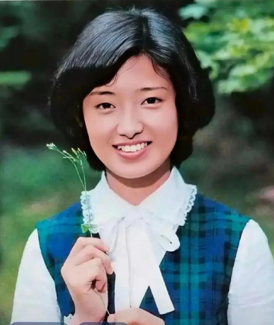 山口百惠的小眼睛，如同深邃的潭水，藏着无尽的故事与情感。它们虽不宽大，却闪烁着独