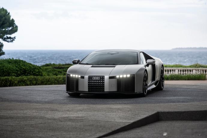 Audi Nuvolari，这造型非常赛博朋克了，而且大家要知道，这车可是量产造