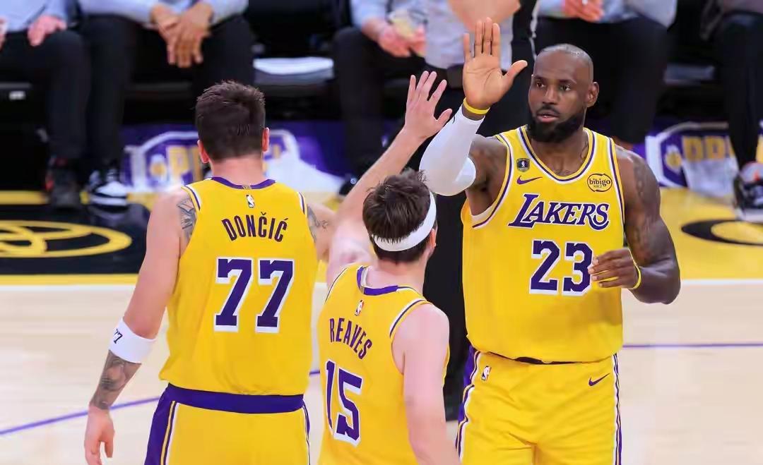 詹姆斯：小李子呀！想拿大合同除了你自己争气，还要我托举你。
里夫斯：大哥，你永远