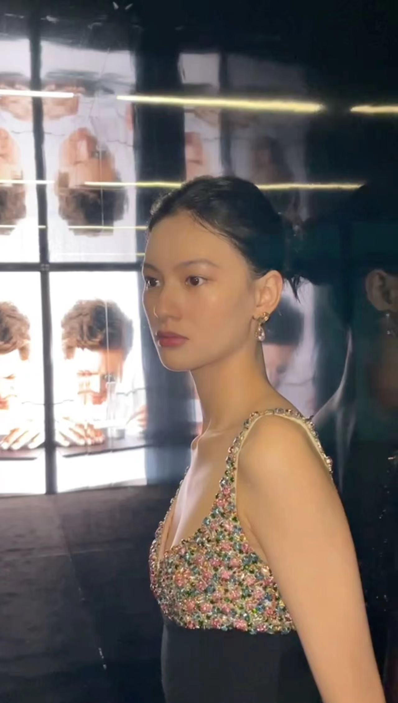 #邱天生图状态# 邱天黑色鱼尾长裙亮相活动，散发出浓厚的静奢气息，搭配精致的彩钻