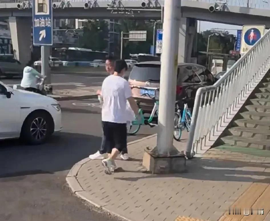 莎莎平安落地北京，刚到体育总局又一个人出去了。
一天连轴转也不休息一下，运动员真