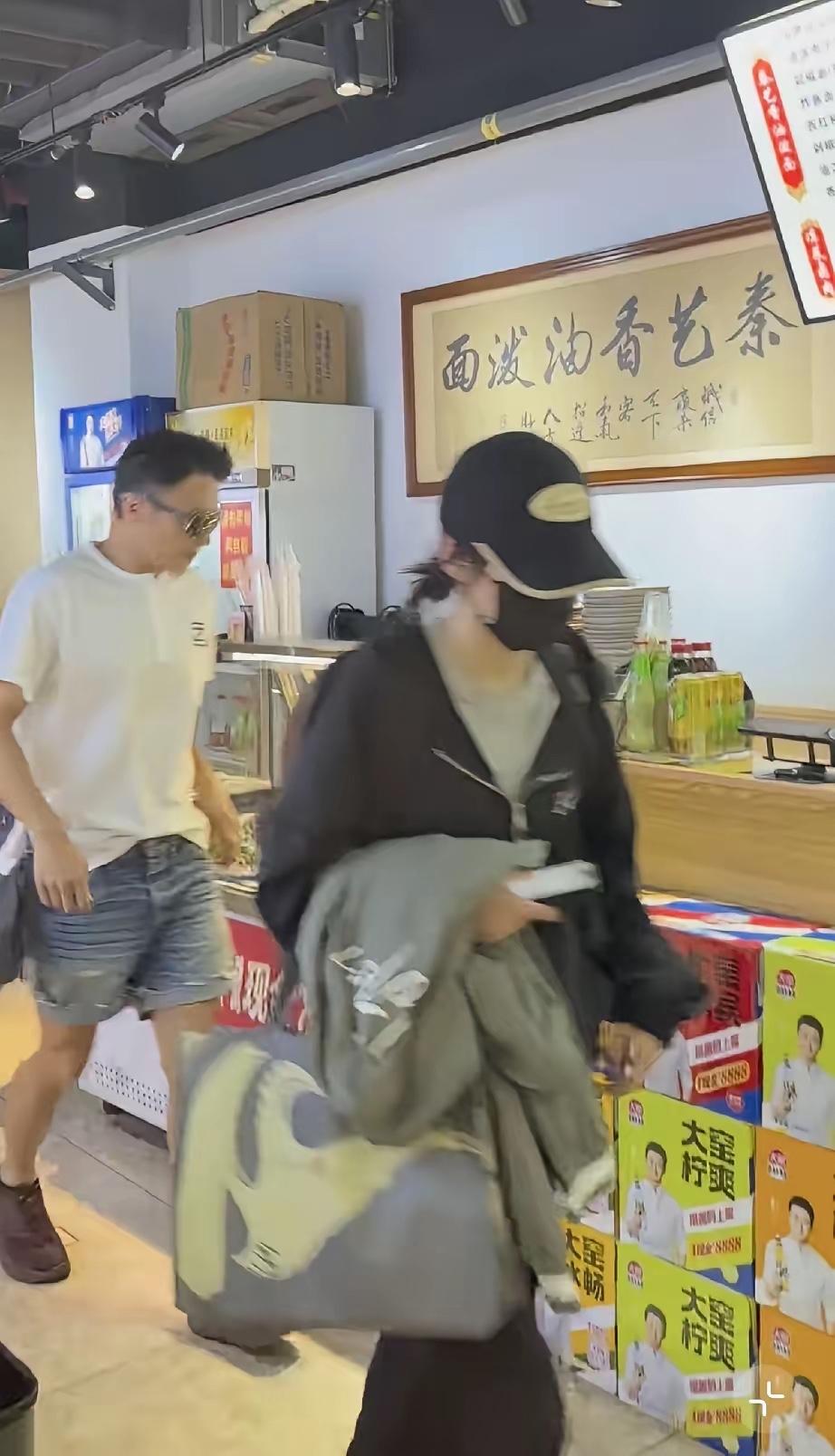 这是“巧合”还是“偶然”呢？
王菲来西安登上了城墙
在同一天谢霆锋也现身西安了