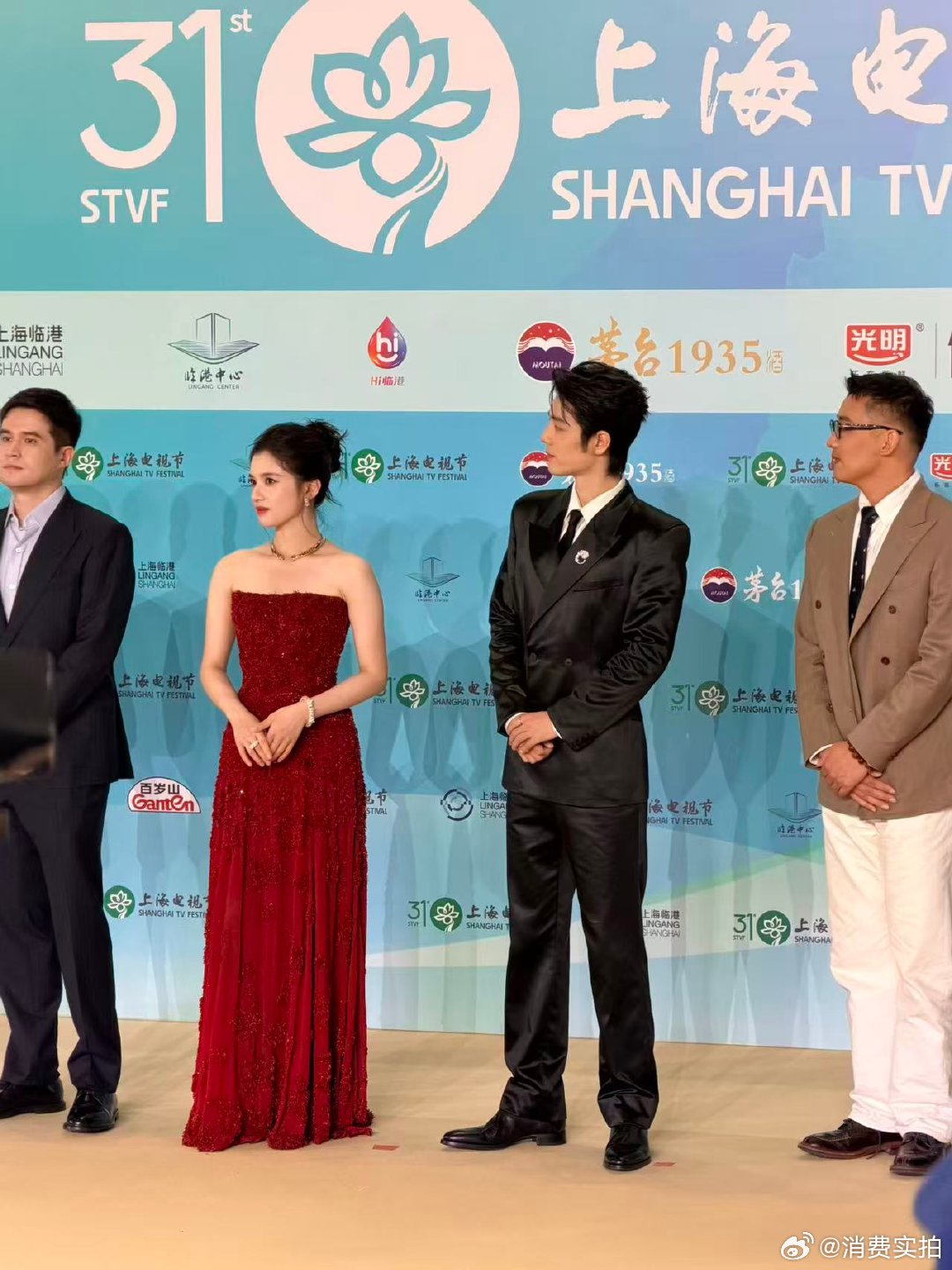 【张婧仪走了2次红毯】6月26日，在白玉兰奖红毯仪式上，张婧仪分别代表入围剧《藏