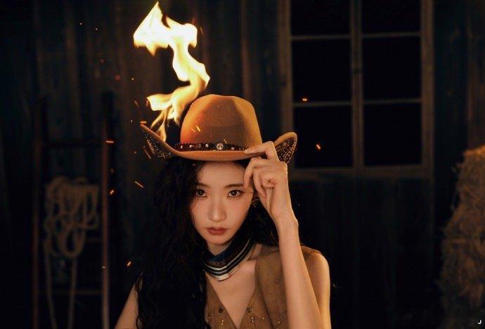 张艺凡别拍了你后面着火了 张艺凡这“着火现场”拍出了电影感！火都快烧到镜头了，她