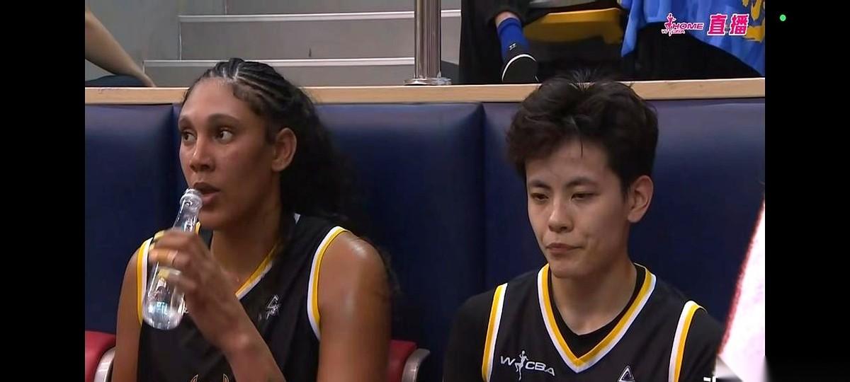 我跟你说，今晚这球看得我差点把速效救心丸给干了。
最后4秒钟，裁判吹犯规，我们外