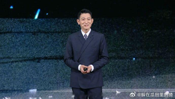 新品预热开启，刘德华手持全新展翼三折叠亮相。无论是外观形态的变化，还是背后蕴含的