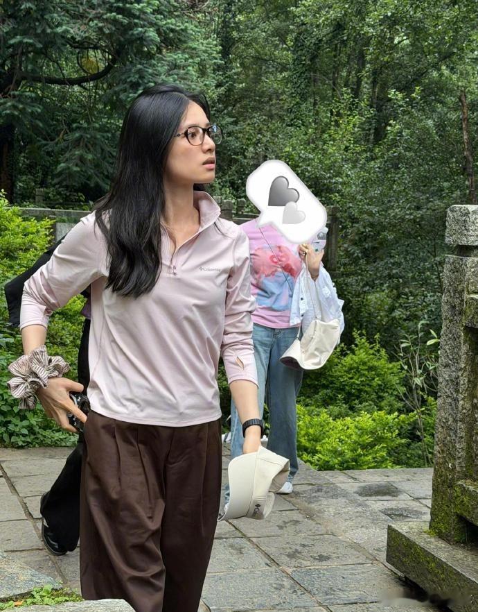 张婧仪大理素颜爬山 张婧仪好有生命力，素颜都这么美，什么时候也能让我偶遇上啊果匠