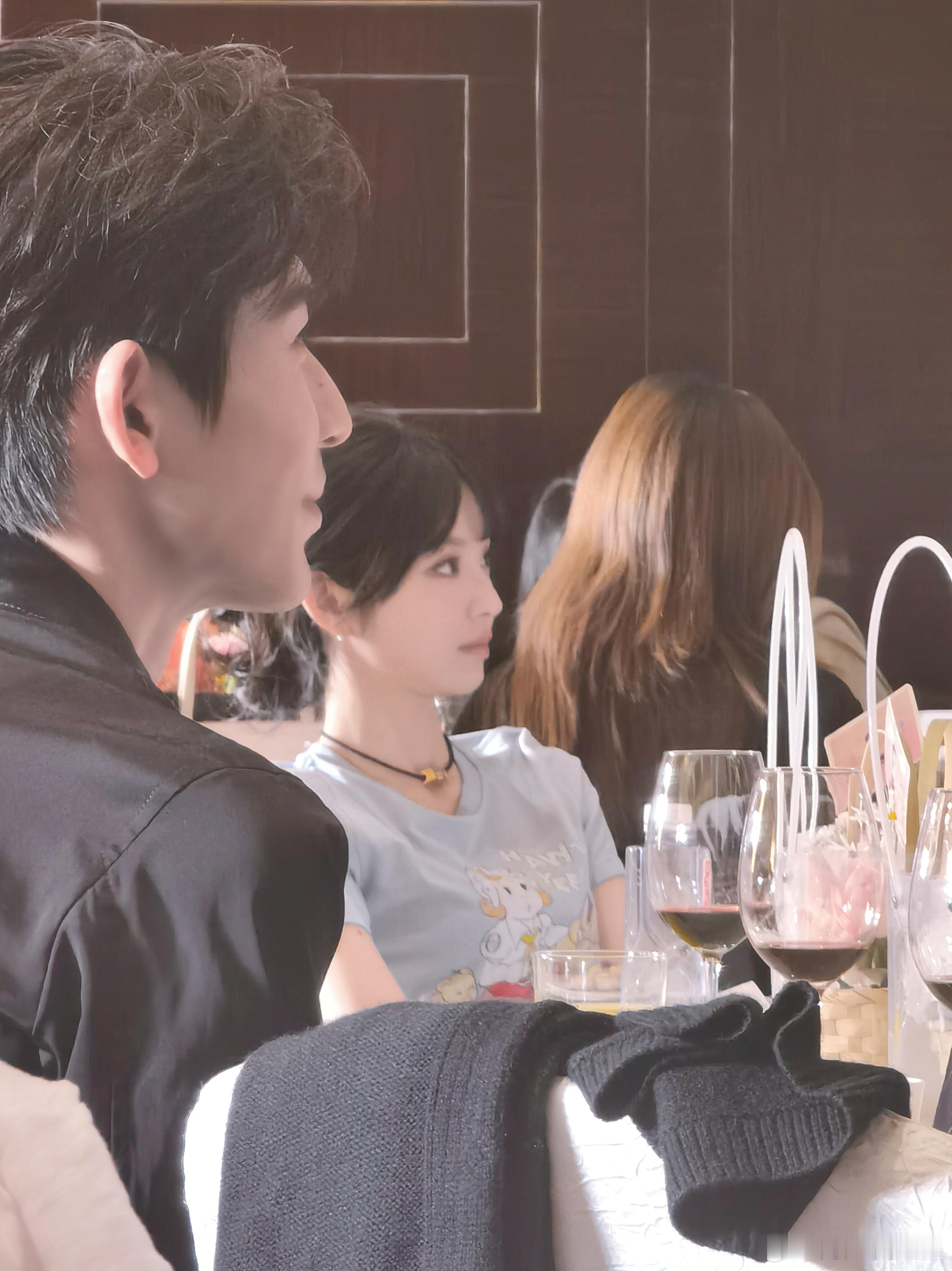 等了一晚上，终于放饭了！张凌赫田曦薇就这么岁月静好的坐在一起张凌赫逐玉庆功宴发言