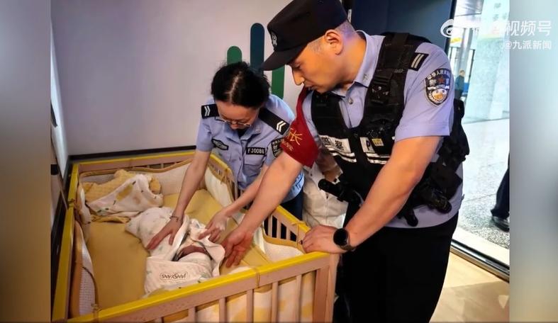 男子报警称满月婴儿被保姆抱走，浙江铁警紧急 “拦截”：抱走孩子的是亲奶奶，想把孩