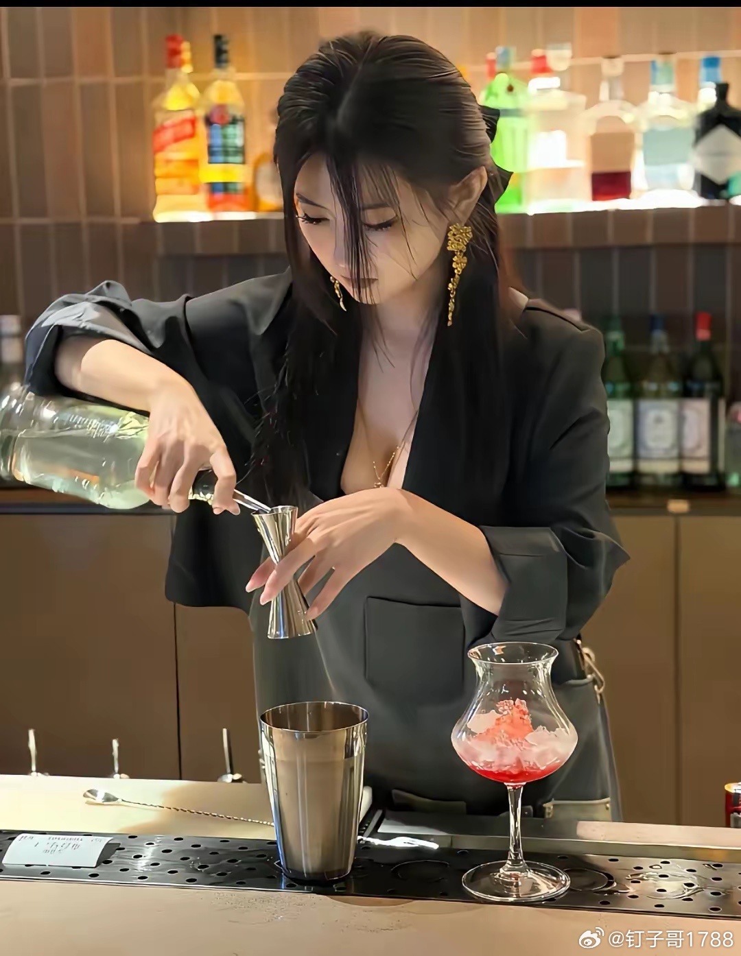 这么好看的调酒师。没能在最好的年纪遇见你。 ​​​