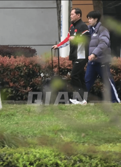 3.18日，王楚钦下训去吃饭，体能叔和牛牛在一起走，小牛这短裤，看起来就很冷😁