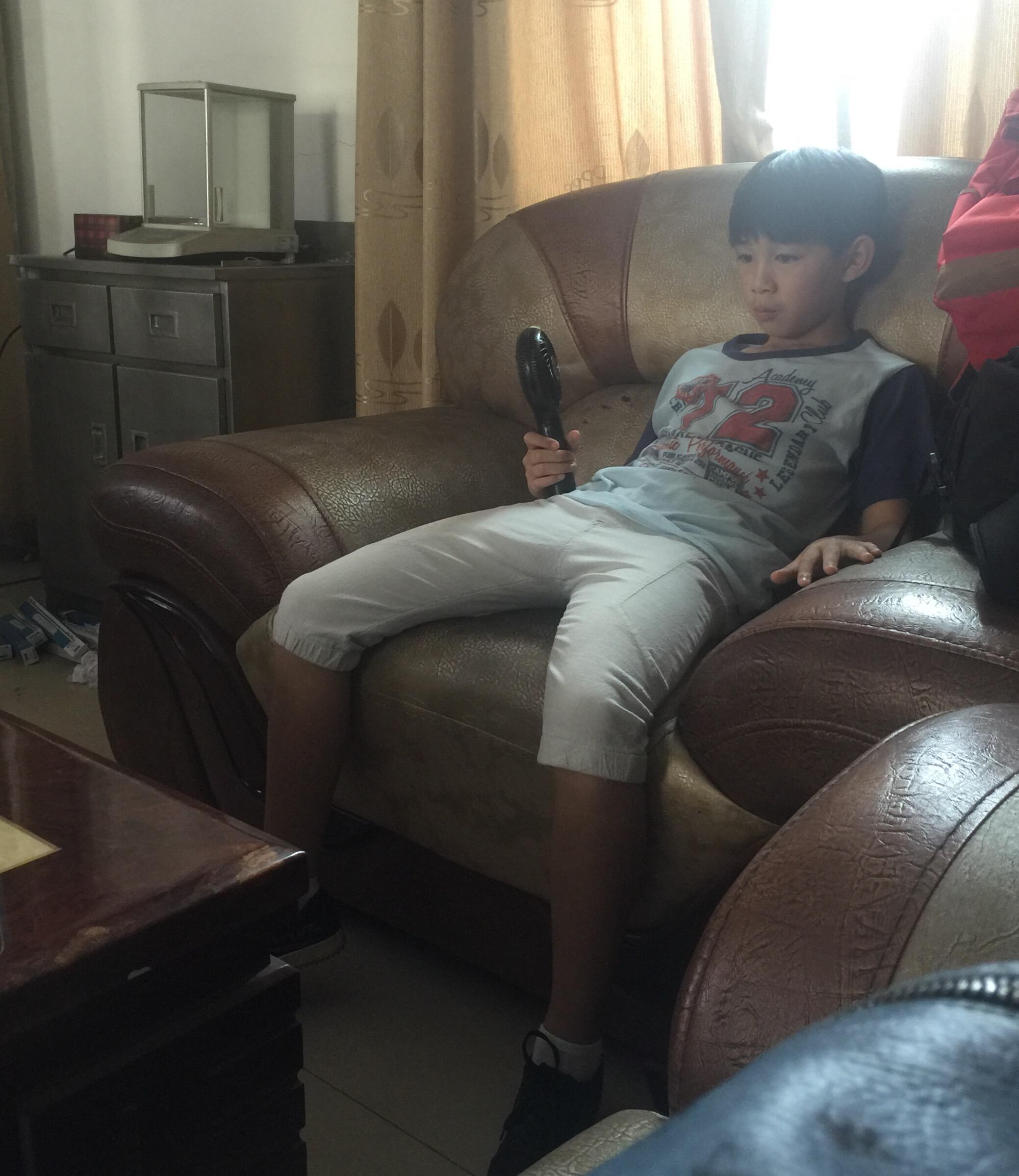 是你吗 荣梓杉还记得16年暑假 当时去朋友剧组探班 印象中的你爱吃棒冰 吵着让妈