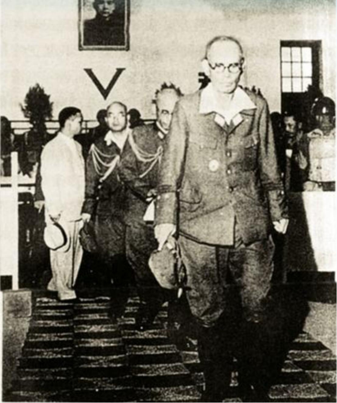 手握百万大军的冈村宁次，在得知日本投降后，他的第一反应是啥？
 
1945年8月