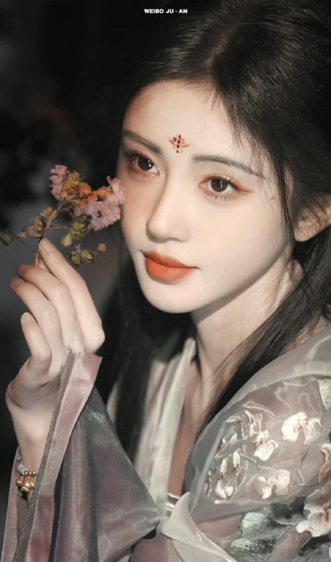 鞠婧祎妆容细节[赢牛奶][赢牛奶][赢牛奶][赢牛奶]虽然还是那种半永久妆容 但