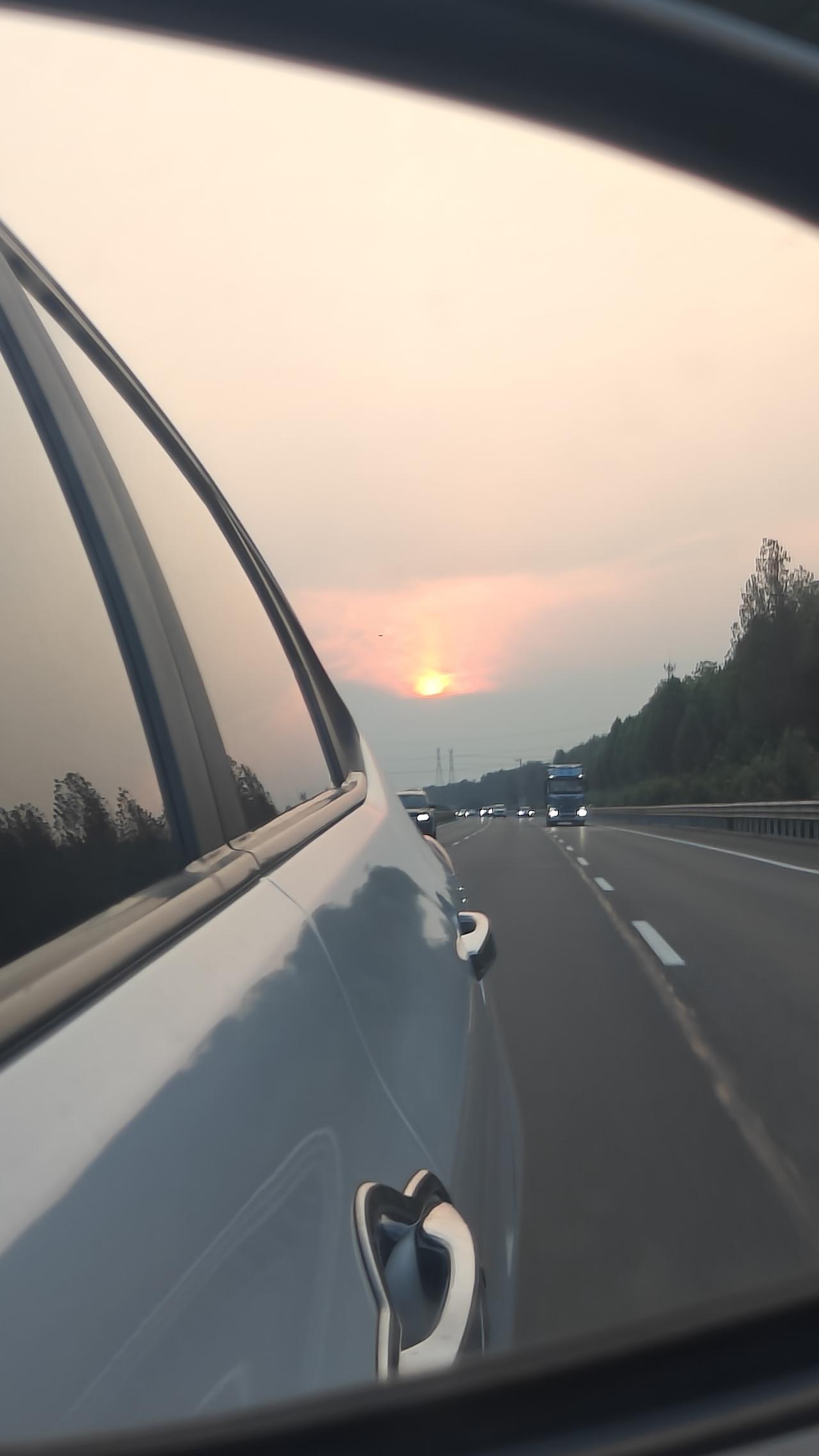 夏日生活打卡季落日余晖红，路上行人匆。