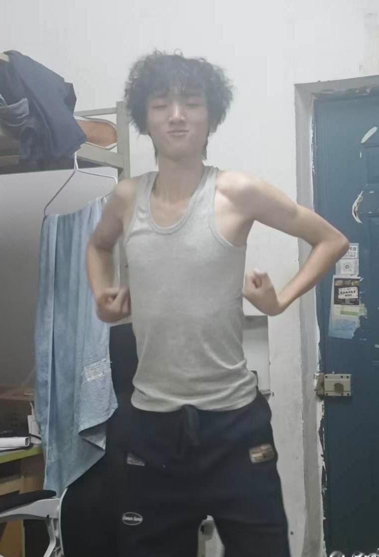 我室友想要大大的肌肉
！