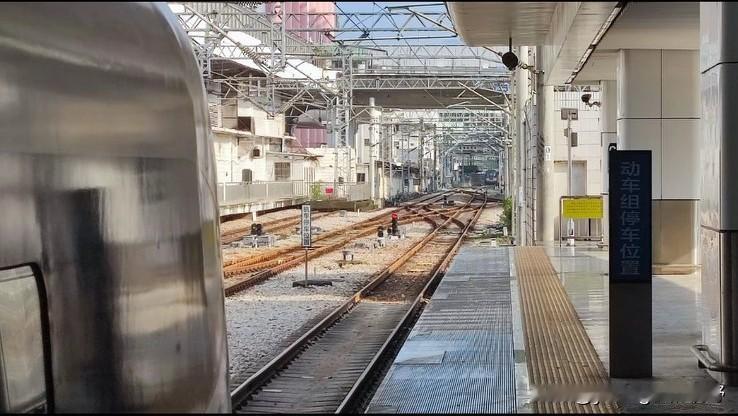 深圳火车站与港铁罗湖站其实也就只隔了中间一条深圳河而已。河的上方架设有一座钢结构
