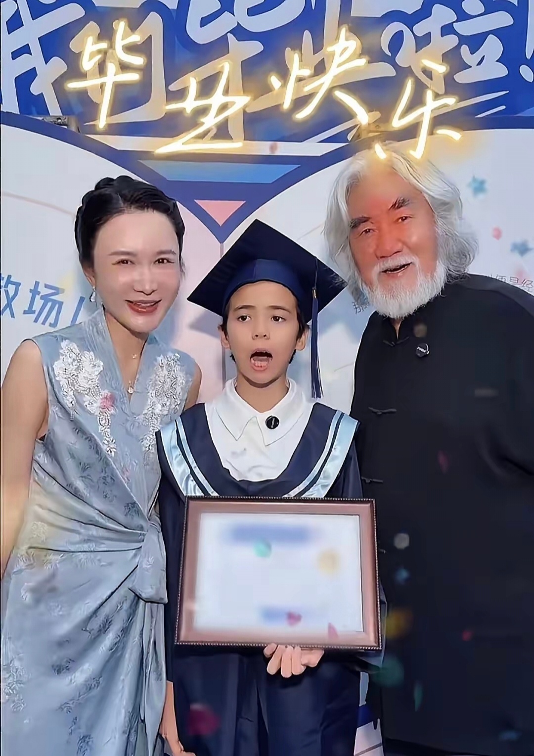 张纪中夫妇参加大儿子小学毕业典礼，马丁是中法混血儿显老成。杜星霖提着Dior包包