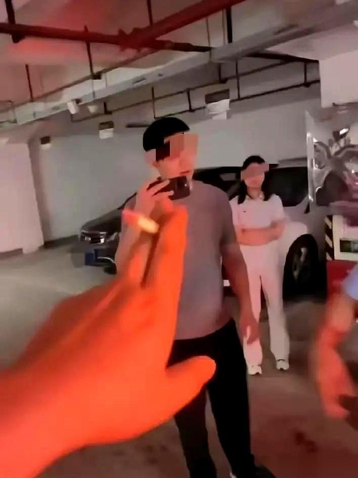 长沙那个占车位的破事儿，最精彩的一笔，根本不是那个女车主。
是她那个戴着眼镜，斯