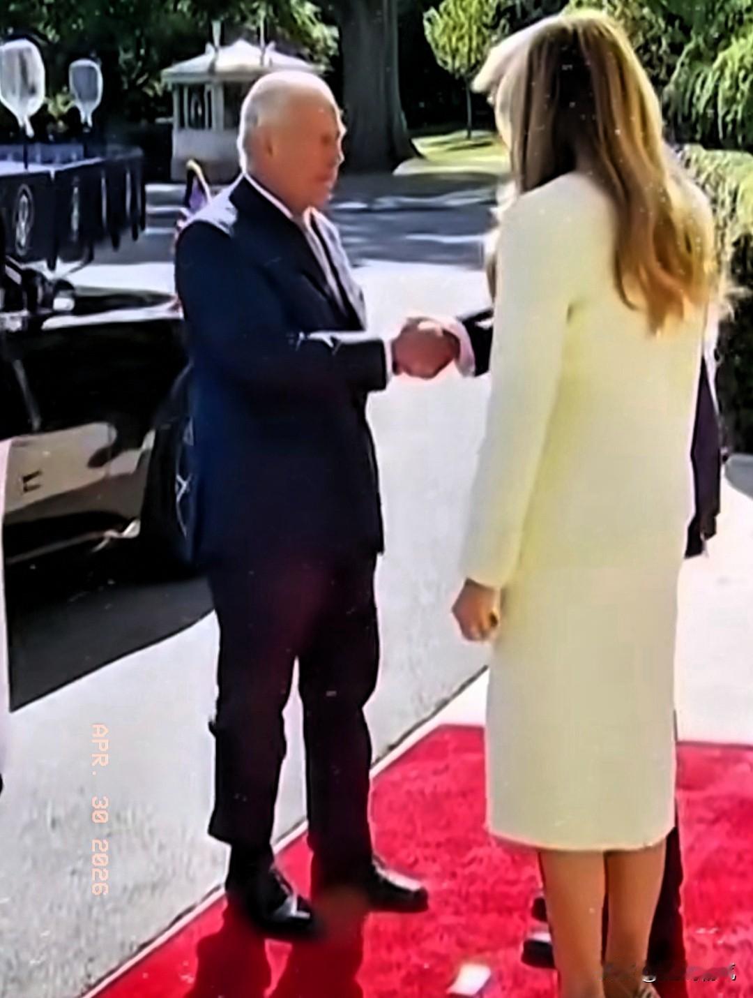 人家英国老国王查尔斯刚刚才呼吁你美国要和英国站在一起对盟友乌克兰发起支持，你转头