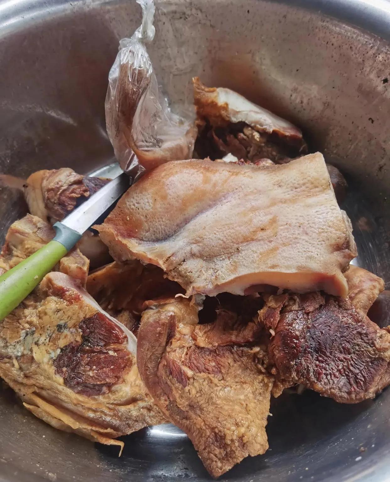 前几天我买了两个猪头肉，卖肉的老板帮我腌好。熏好，我拿回家就挂在竹竿上。

今天