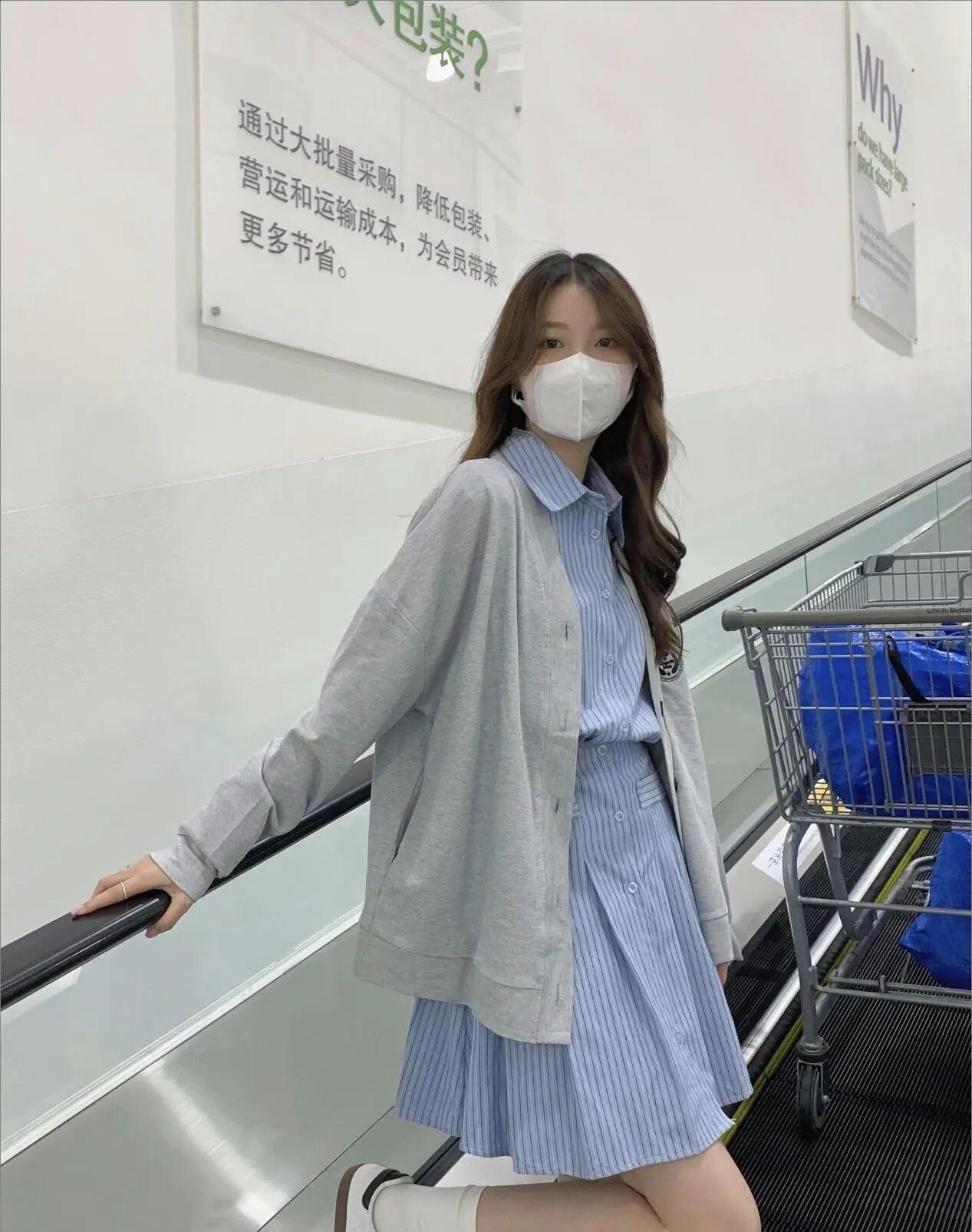 简约风穿搭，灰色开衫搭配蓝条纹裙，清新自然，适合日常出行。