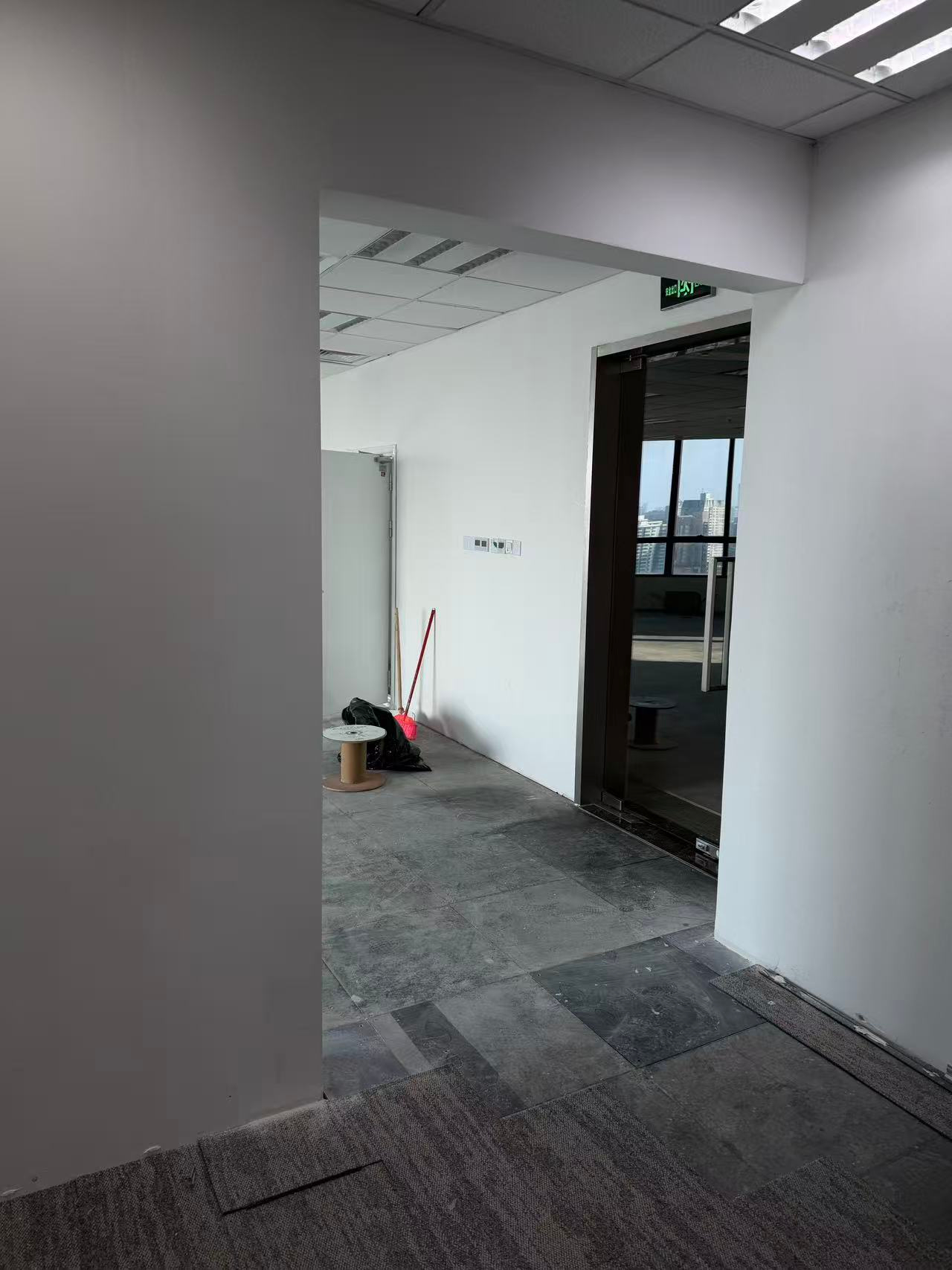 南京公司空间不够了，打通一面墙，多挖了100多平方面积进来，这样可以又增加起码1