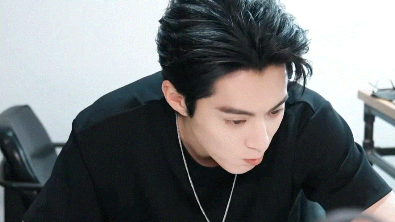 今日坚持跑椭圆机四十分钟第143天✅ 昨天回家太晚了就没跑后面补嘿嘿 