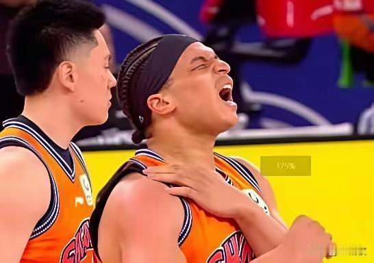 王博应该学学卢伟，球员受伤了就让他好好养养，不要强行上场。看看卢伟发觉大白边受伤