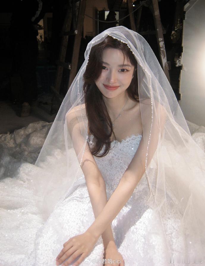 徐若晗晒温夏婚纱照直接美到说不出话！徐若晗淡颜系长相太适合婚纱了，干净又精致，气